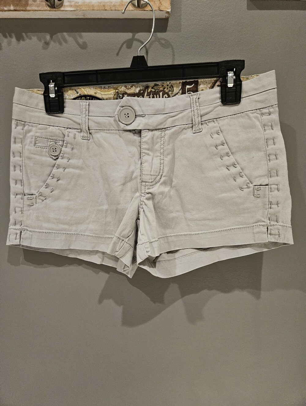 Freestyle Light Cream Casual Shorts Size 5
